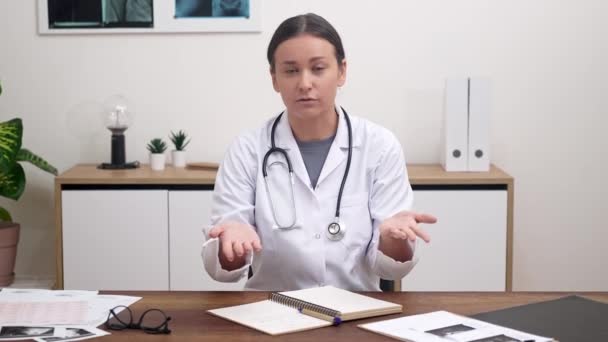 Virtual Healing Connection När Det Gäller Telehälsa Visas Kvinnlig Terapeut — Stockvideo