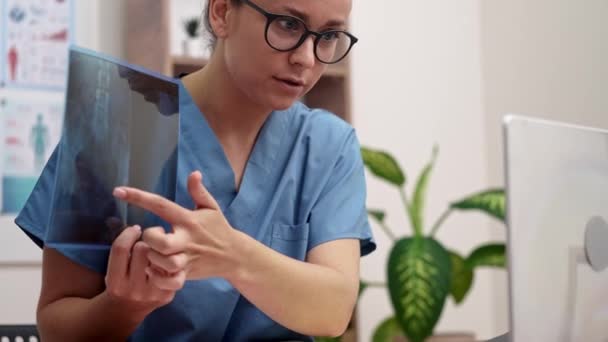 Médico Azul Uniforme Apontando Dedo Filme Raios Mostrando Paciente Laptop — Vídeo de Stock