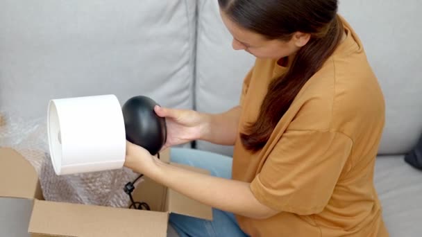 Soustředěná Brunetka Dáma Pečlivě Zkoumá Zakoupené Lampy Vady Bydlení Žena — Stock video