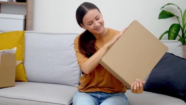 Delizia Consegna Seduta Casa Una Donna Tiene Una Scatola Cartone — Video Stock