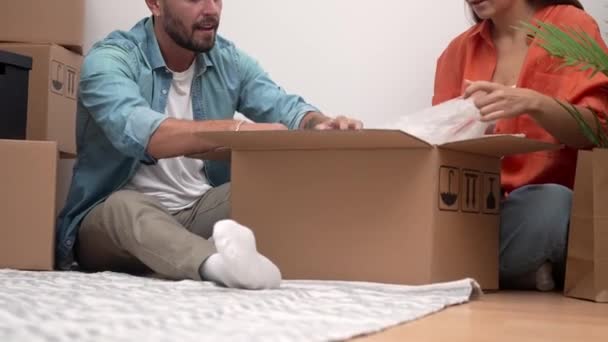 Veselý Pár Vybaluje Krabice Vytváří Svůj Vysněný Domov Záře Nového — Stock video