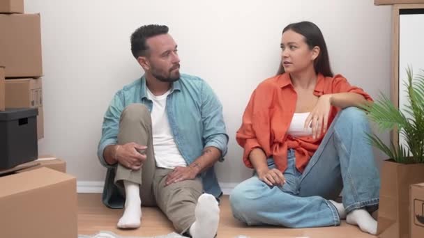 Yeni Kiralanan Dairelerinde Mutlu Mesut Birbirlerine Bakıp Kutuları Taşıyarak Sohbet — Stok video