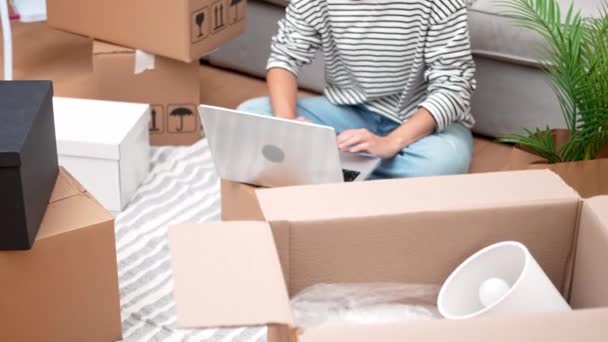Eine Frau Ihrem Neuen Raum Umgeben Von Kisten Nutzt Einen — Stockvideo