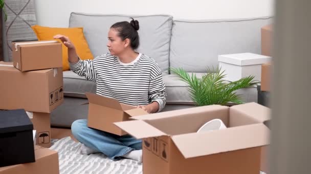 Přesun Vpřed Mladá Žena Novém Domově Obklopená Kartonovými Krabicemi Rozbaluje — Stock video