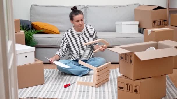 Kadın Yeni Evinin Zemininde Oturuyor Karton Kutu Mobilyaların Arasında Kendi — Stok video