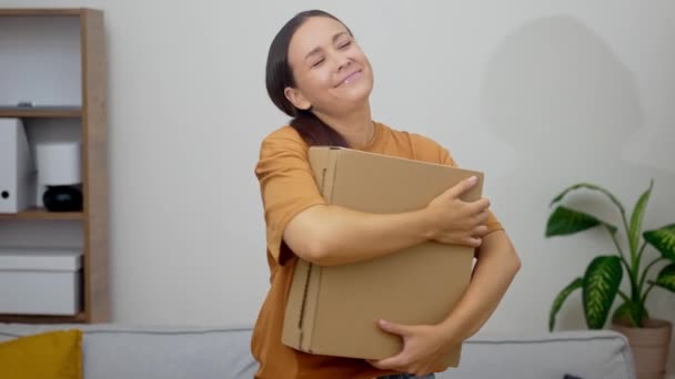 Šťastná Hospodyňka Raduje Přijatého Balíčku Objednávkami Stojícími Obývacím Pokoji Velkou — Stock video