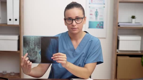 Médico Muestra Una Imagen Rayos Mirando Cámara Sentada Oficina Mujer — Vídeos de Stock