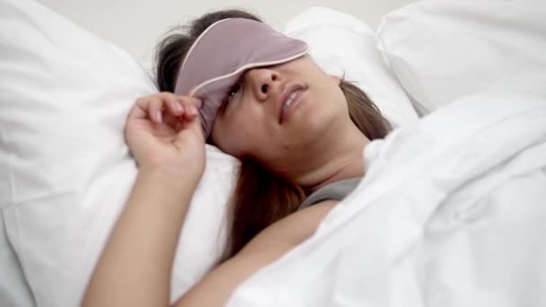 Ümitsiz Bir Kadın Uykusuzluk Maskesi Takmış Savaşlar Şafak Söküyor Rahat — Stok video