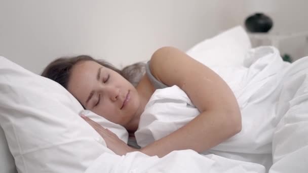 Ruhiger Schlaf Eine Junge Frau Schläft Friedlich Einem Hellen Schlafzimmer — Stockvideo