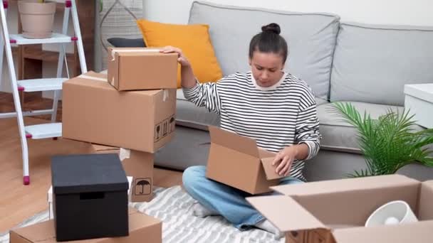 Objímání Změny Mladá Žena Svém Novém Domově Obklopená Kartónovými Krabicemi — Stock video