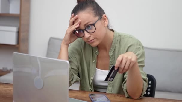 Стрессовая Женщина Смотрит Экран Своего Ноутбука Явно Расстроенная Сокращением Баланса — стоковое видео