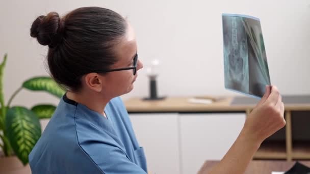 Doktorun Mavi Önlük Giyip Radyolojinin Röntgen Filmini Incelemeye Odaklandığı Yakın — Stok video