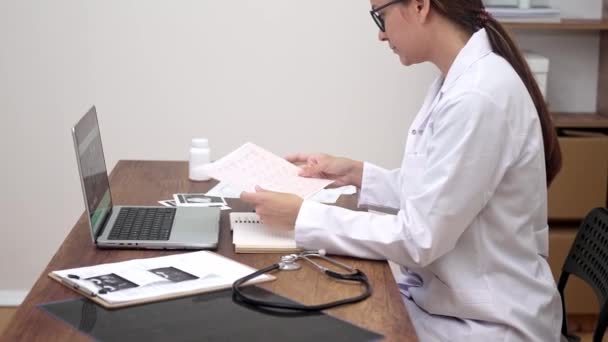 Klinische Aktenanalyse Weißen Laborkittel Begutachtet Eine Ärztin Einem Tisch Einer — Stockvideo