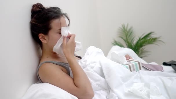 Літня Жінка Сидить Ліжку Витираючи Ніс Тримаючи Медичні Краплі Боротьби — стокове відео