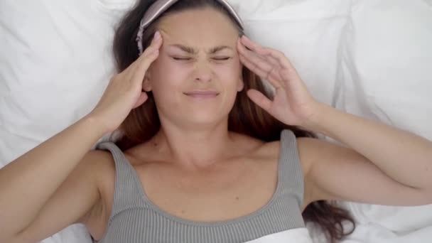 Tânără Femeie Mască Somn Încrucișată Își Masează Templele Îndurând Durere — Videoclip de stoc