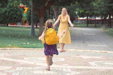 Neşeli genç bir kız, okul çantası kenarda, sevgili annesini kucaklamak için şehir parkına koşuyor. Oyuncu kız okuldan sonra ailesiyle bir araya gelir ve sağlıklı aile ilişkilerine örnek olur.. 