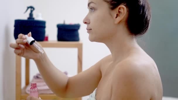 Momentul Oglindă Femeie Își Îmbunătățește Îngrijirea Pielii Îmbătrânire Folosind Picurător — Videoclip de stoc