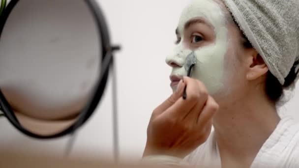 Post Bath Luxury Toalla Cubierta Aplica Una Mascarilla Facial Para — Vídeos de Stock