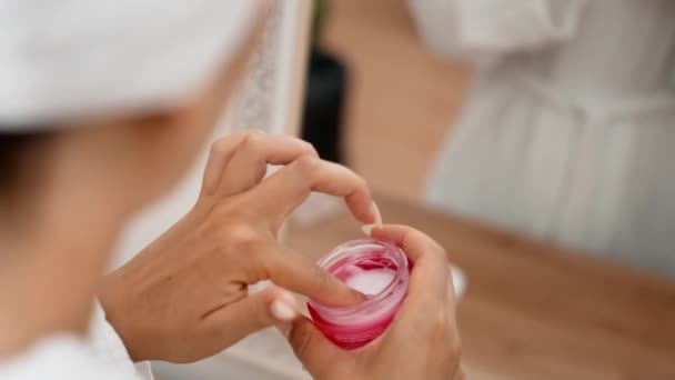 Albornoz Mujer Revestida Muestra Hidratante Piel Orgánica Sus Espejos Baño — Vídeo de stock