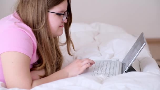 Konzentrierter Teenager Mit Brille Der Fremdsprachenkurse Tablet Belegt Blondes Mädchen — Stockvideo