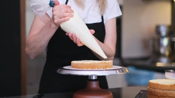 Profesjonalny Cukiernik Pomocą Rożka Ciasta Umieścić Świeżą Śmietankę Warstwach Ciasta — Wideo stockowe