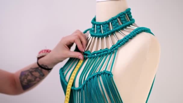 Moda Designer Mede Corpete Macrame Verde Vestido Manequim Atelier Mulher — Vídeo de Stock