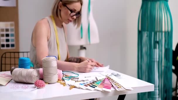 Mujer Con Gafas Trabaja Sobre Elegante Boceto Ropa Estudio Moda — Vídeo de stock