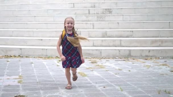 Fröhliches Kleines Mädchen Uniformkleid Rennt Nach Schulschluss Vor Die Kamera — Stockvideo