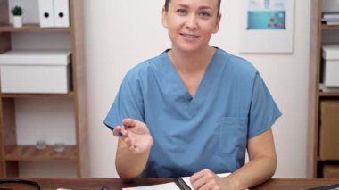 Doktor, masada oturan hastaya muayenelerin resimleriyle ilgili bilgi verir. Pratisyen hekimler, hastalığın özelliklerini açıklayan tedaviler hakkında tavsiyelerde bulunur.