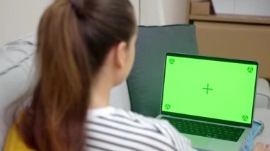 TeleHealth check-up: Chroma anahtar teknolojisi olan bir dizüstü bilgisayardaki bir tıbbi uzmanla evde, kanepede oturan bir hastaya çevrimiçi kontrol çağrısı