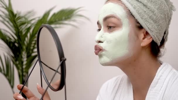 Home Beauty Oasis Cuidado Piel Las Mujeres Brilla Mientras Entrega — Vídeo de stock