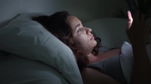 Uykusuzlukla Çevrimiçi Dünyayla Boğuşan Bir Genç Yatakta Kapana Kısılmış Telefonlarına — Stok video