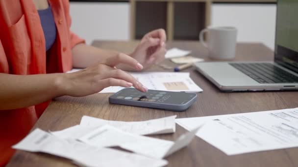 Financiële Planning Een Vrouw Beheert Huishoudelijke Uitgaven Haar Smartphone Calculator — Stockvideo