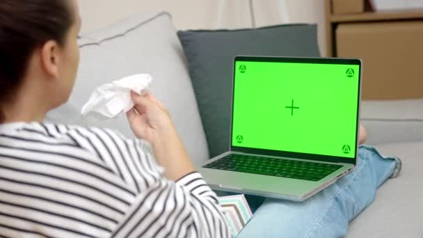 여자는 환자와 소파에 노트북에 온라인 통화에 치료사와 이야기 손수건 측면에서 — 비디오