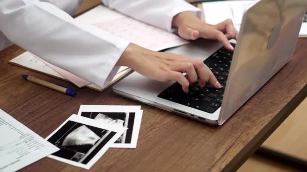 Medicul Evaluează Rezultatele Testelor Privind Pacienții Electrocardiogramă Imagini Ultrasunete Documente — Videoclip de stoc