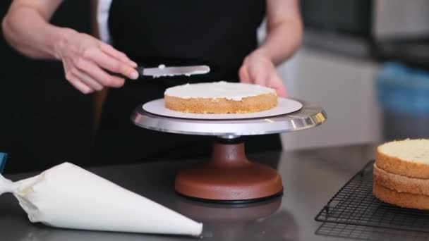 Umiejętne Kobiety Cukiernik Smarowanie Organicznych Warstw Ciasta Nożem Stojącym Przy — Wideo stockowe