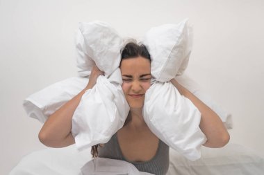 Uykusuzluk ve düşüncesiz komşularının sebep olduğu baş ağrısı ve uykusuzlukla boğuşurken, kulaklarına yastık dayarken uykusunu kaçırıyor.. 