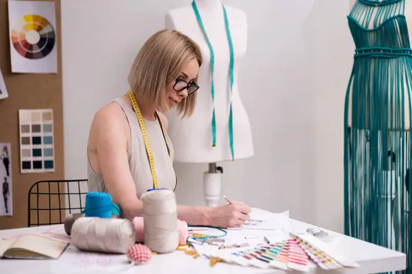 Kobieta Okularach Pracuje Eleganckim Szkicu Odzieży Studio Mody Projektant Ubrań Obrazy Stockowe bez tantiem