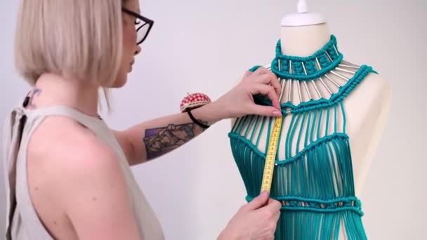 Elegância Revelada Designer Moda Mulher Alfaiate Trabalham Juntos Para Criar — Vídeo de Stock