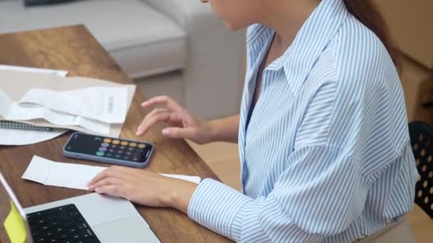 Finanțe Interne Femeie Abordează Facturile Plățile Online Laptopul Reducerea Numerelor — Videoclip de stoc