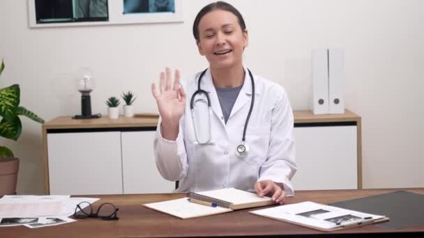 Telemedizin Expertin Ärztin Winkt Mit Der Hand Die Kamera Während — Stockvideo