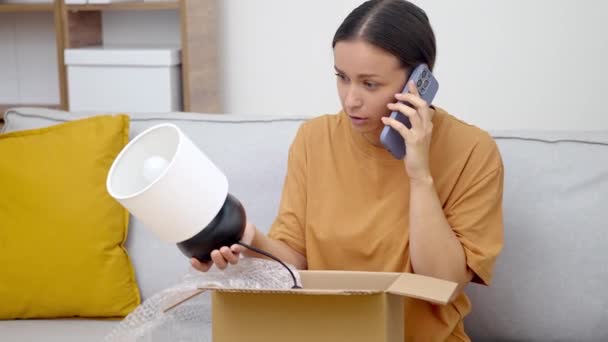 Paket Mix Rumah Seorang Wanita Yang Kecewa Dengan Kotak Terbuka — Stok Video