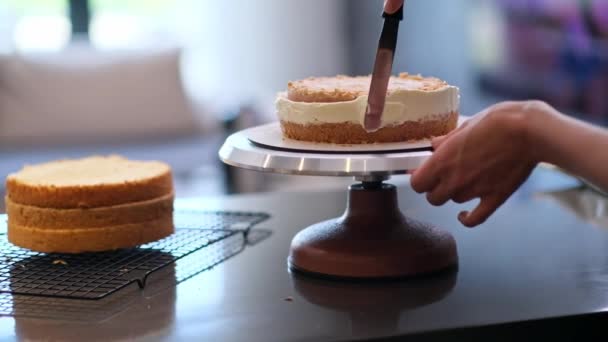 熟练的糖果师傅在厨房特写的蛋糕层周围涂有机白霜 为妇女在家庆祝生日制作手工制作的饮食糖果 — 图库视频影像