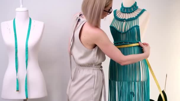 Από Σκίτσο Στην Πραγματικότητα Μέτρα Σχεδιαστής Μόδας Φόρεμα Γυναίκα Tailor — Αρχείο Βίντεο