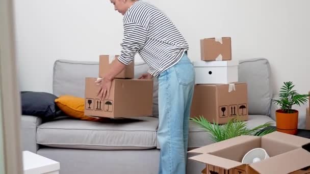 Mladá Šťastná Žena Stěhuje Svého Nového Domova Stojí Obývacím Pokoji — Stock video