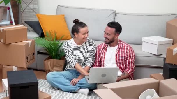 Designing Dreams Young Homeowners Renters New Apartment Laptop Amidst Boxes — Stock Video