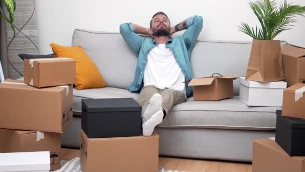 Glücklicher Junger Mann Umgibt Sich Umzugstag Seinem Neuen Zuhause Mit — Stockvideo