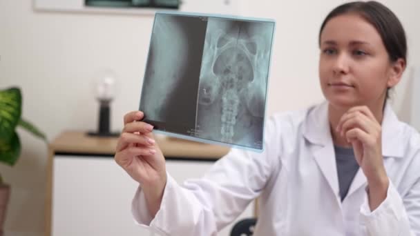 Röntgenanalys Läkare Som Håller Och Inspekterar Patienterna Röntgenfilm Medan Radiologen — Stockvideo