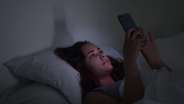 Kvinna Mörkret Natten Ligger Sängen Fixerad Vid Sina Telefoner Glöd — Stockvideo