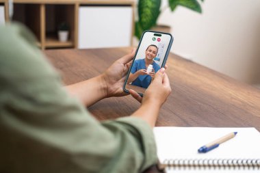 Çevrimiçi danışmanlık sırasında ilaç sunan dost canlısı bir doktorla görüntülü görüşme..